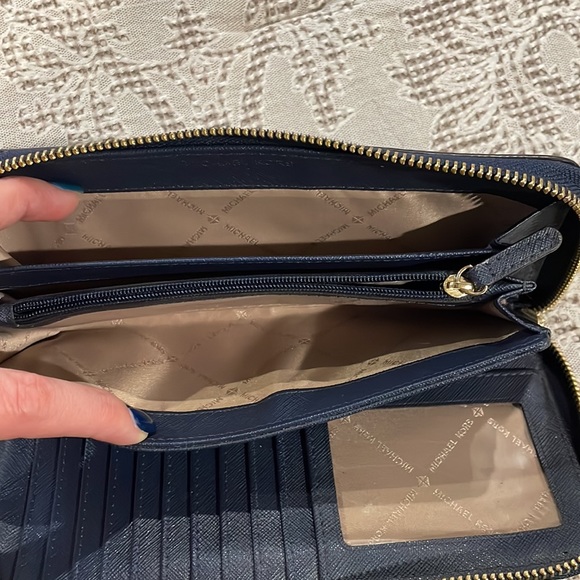 Michael Kors wallet - Picture 3 of 5